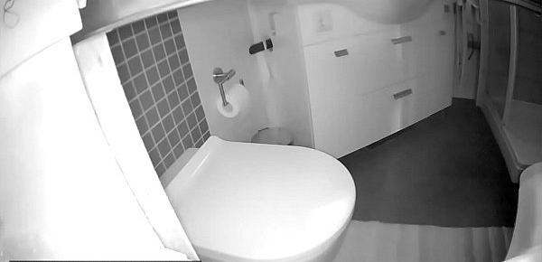  Meine Schlampe heimlich auf der Toilette gefilmt
